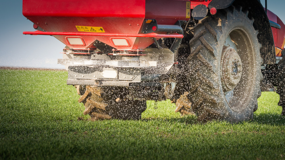 Düngemittel sind wichtig für die Ernährungssicherheit, bringen aber Probleme für Umwelt und Klima mit sich.